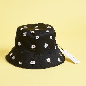 NWT ALICE + OLIVIA By Stacey Bendet Daisy Print Reversible Bucket Hat